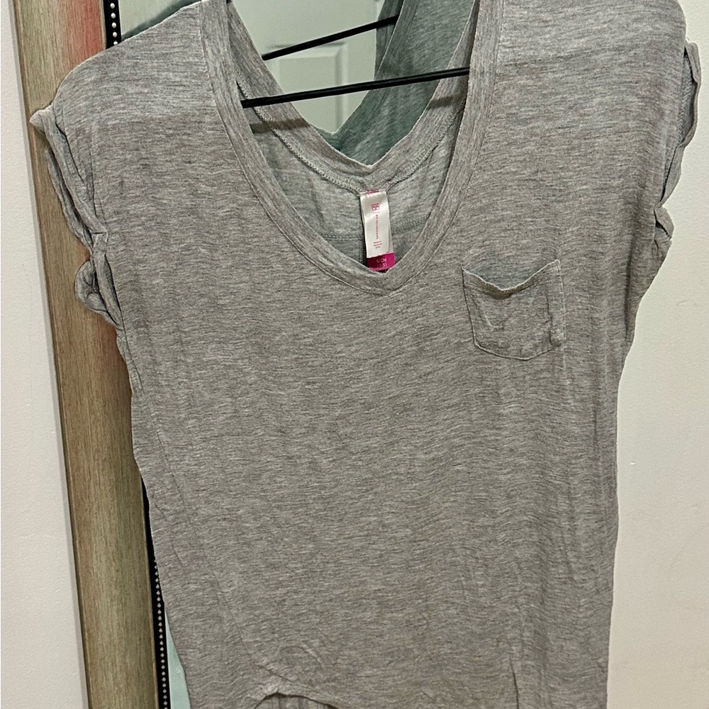 No Boundaries Gray Cap Sleeve T-Shirt
